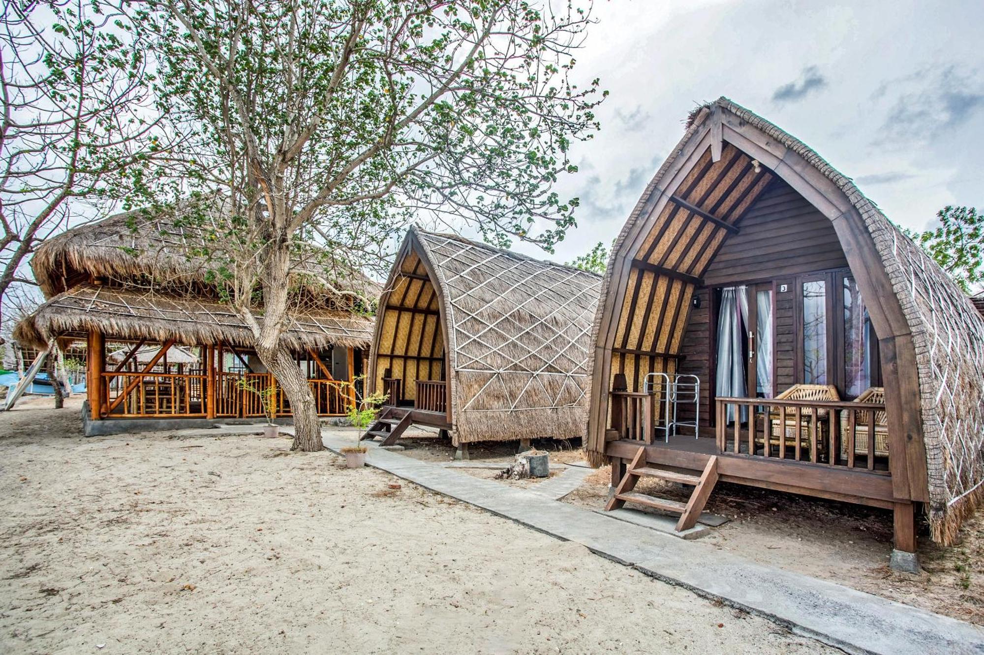 Oyo 1837 Telone Bungalow Palebah Exterior foto